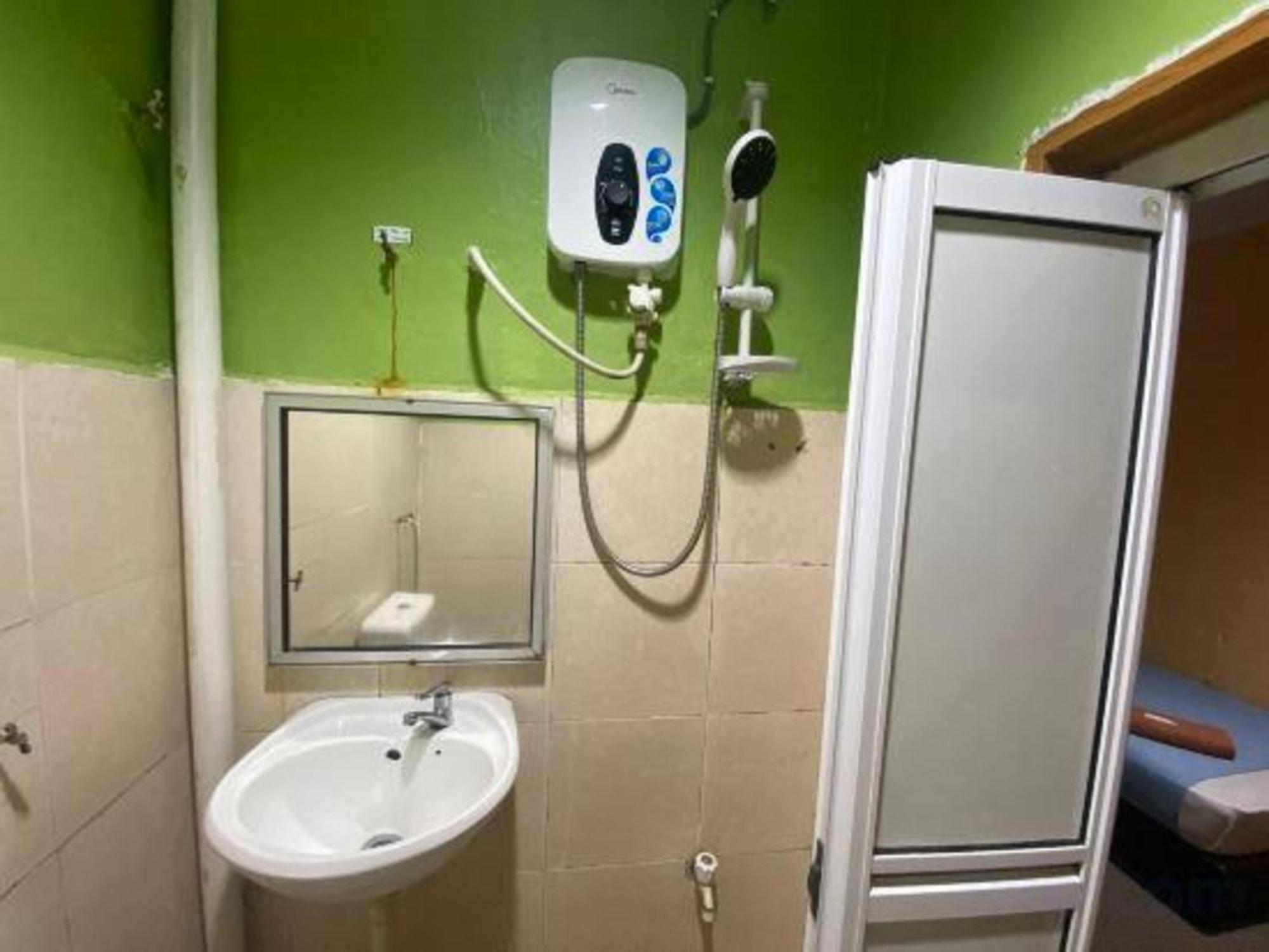 Oyo 91065 Hotel De Anjung Muadzam Shah Bagian luar foto